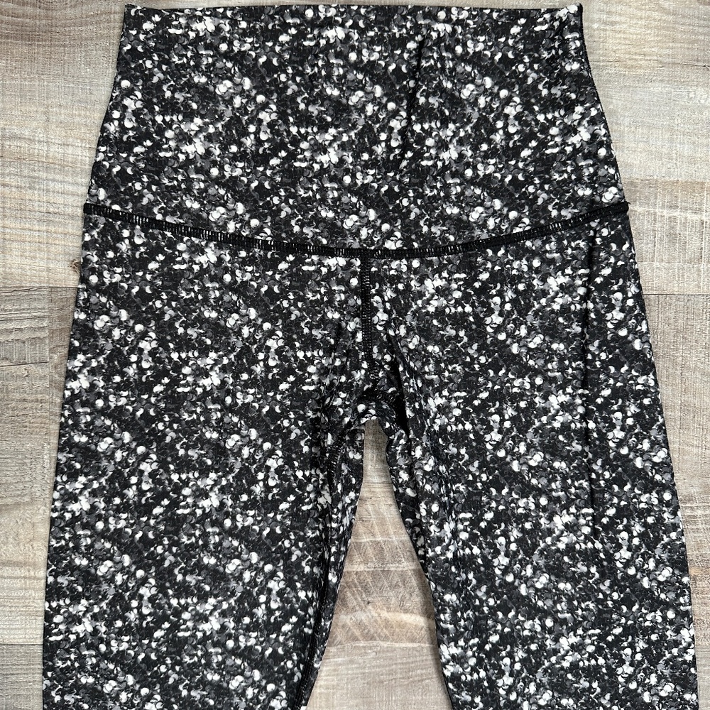lululemon athletica Black and White Patterned Leggings - Picture 3 of 8